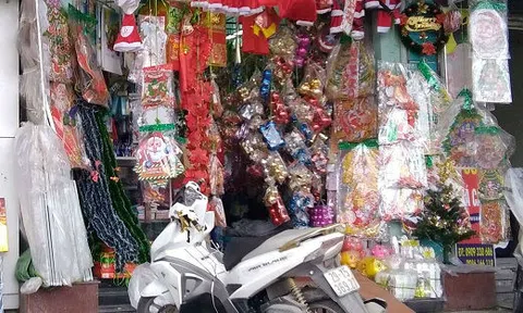Nhộn nhịp thị trường hàng hóa chào đón Giáng sinh