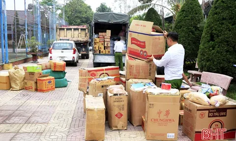 Tạm giữ lượng lớn bánh kẹo, thực phẩm không rõ nguồn gốc