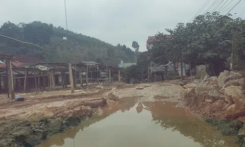 Hà Giang: Kì lạ con đường biến thành 'ao', người dân đi lại 'bì bõm'