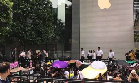 iPhone 11 mở bán, hàng trăm người vạ vật xếp hàng chờ mua