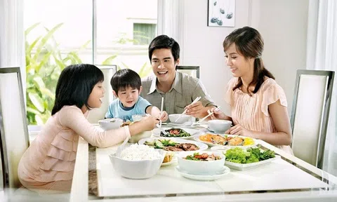 Cha mẹ hãy tập cho trẻ cách ăn uống thông minh