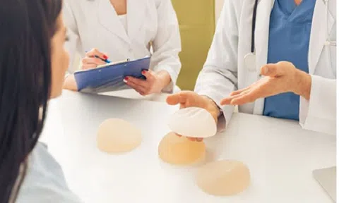 Trong ngành thẩm mỹ, biện pháp đặt túi ngực có an toàn không?