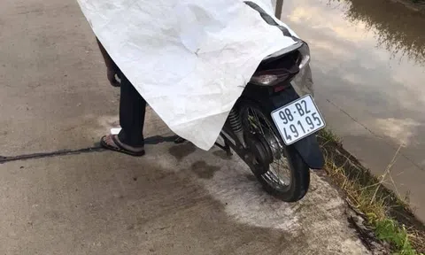 Nam thanh niên tử vong trong tư thế ngồi trên xe máy