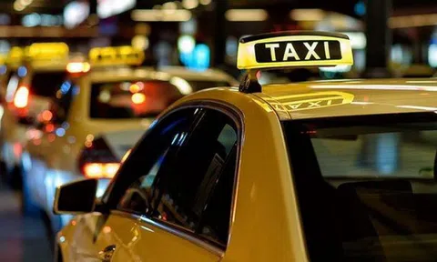 Bộ GTVT: Mọi loại xe taxi đều phải có hộp đèn trên nóc