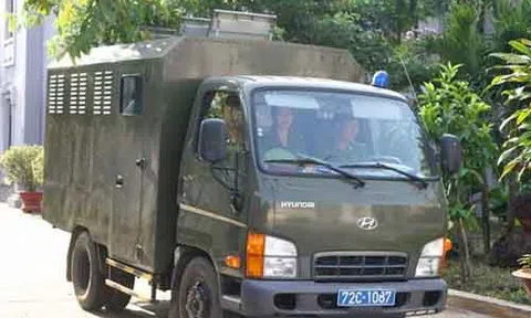 Xe đặc chủng dừng đèn đỏ, 3 đối tượng phá cửa thông gió tẩu thoát
