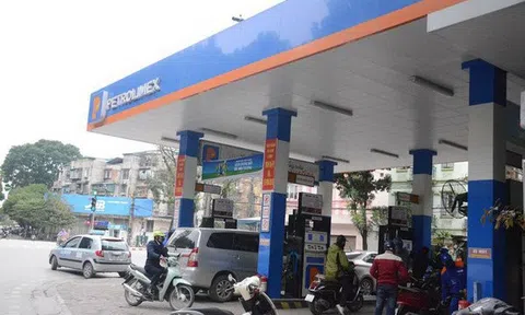 Giá xăng giảm gần 1.500 đồng/lít