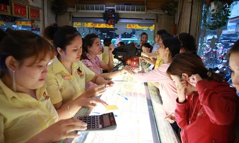 Vàng ‘bỗng dưng’ tăng mạnh
