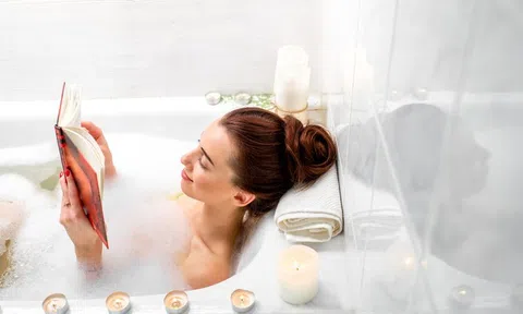 Nhan sắc rạng rỡ hơn nhờ nước tắm thảo mộc