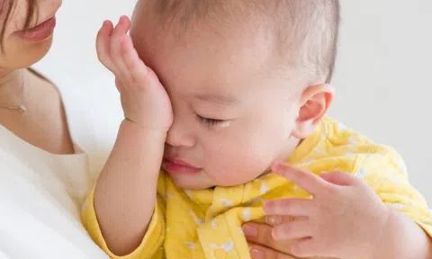 Cha mẹ phải làm sao khi trẻ bị sưng mắt?
