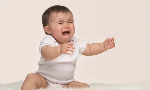 Cần làm gì khi trẻ sơ sinh khóc dạ đề?