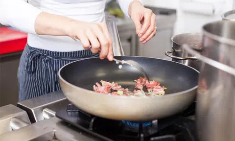 6 lý do bà nội trợ nên dùng chảo, nồi chống dính