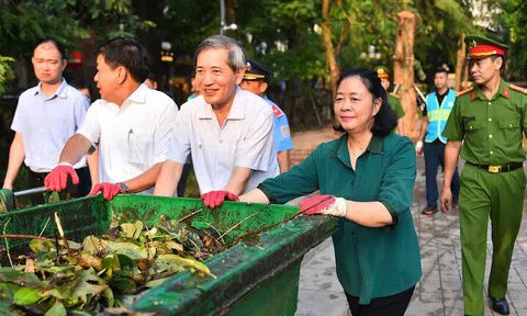 Bí thư Hà Nội cùng người dân dọn cây đổ, vệ sinh môi trường sau bão Yagi