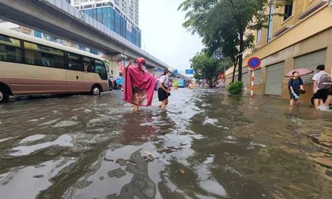 Nhiều tuyến phố Hà Nội ngập sâu sau trận mưa lớn sáng nay