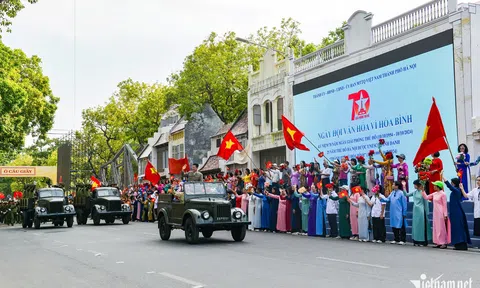 Tái hiện đoàn quân tiếp quản Thủ đô năm 1954 tại hồ Gươm