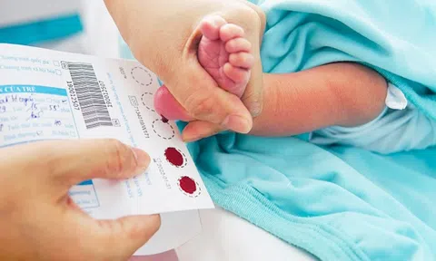 Xét nghiệm lấy máu gót chân ở trẻ sơ sinh phát hiện được bệnh nào?