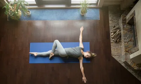 5 tư thế yoga tập ngay trên giường khởi động buổi sáng