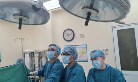 Căn bệnh gây sụp mi mắt, nhìn mờ khiến chàng trai 27 tuổi phải cắt tuyến ức