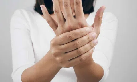 Tê tay là dấu hiệu của bệnh gì?