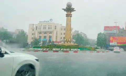 Nhiều tuyến phố ở Hưng Yên ngập cục bộ sau cơn mưa lớn