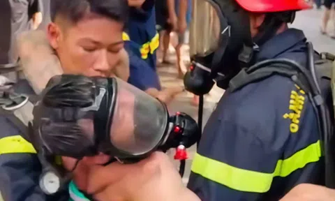 Người đàn ông nghi phóng hỏa, mắc kẹt trong căn nhà cháy
