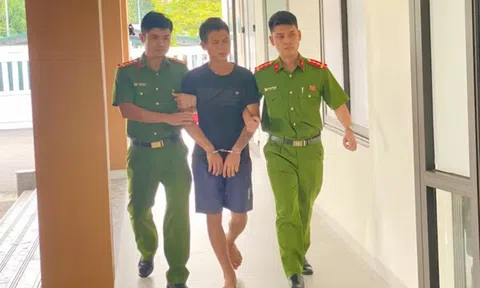 Khống chế đối tượng dùng dao chém bị thương cán bộ công an