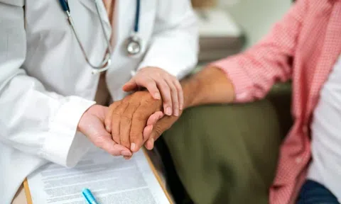 Người cao tuổi sống chung với HIV: Thách thức kép từ lão hóa và bệnh mạn tính