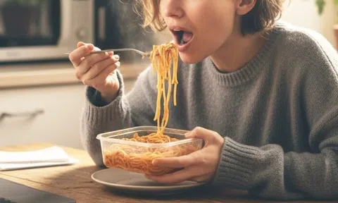 'Ăn cho khỏi phí - uống cho khỏi thừa' - thói quen tiết kiệm bào mòn sức khỏe