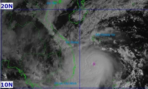 Bão số 13 mạnh lên cấp 15, giật cấp 17