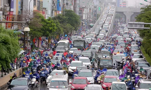 Đường phố Hà Nội kẹt xe chật cứng, chủ phương tiện co ro trong mưa rét