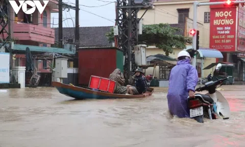 Mưa lớn tới hơn 700 mm, nhiều tỉnh miền Trung, Tây Nguyên bị nước lũ bủa vây, người dân chèo thuyền đi lại trên phố