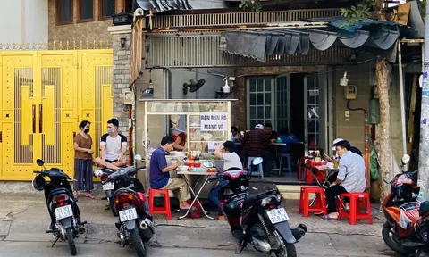 TP Hồ Chí Minh: Ngày đầu các cửa hàng cho ngồi ăn tại chỗ, khách hàng nửa ngần ngại, nửa hồ hởi