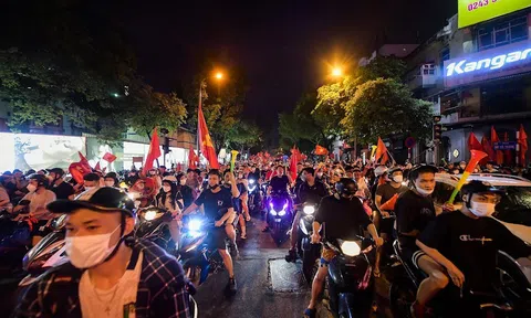 Hàng vạn người hâm mộ đổ ra đường ăn mừng chiến thắng U23 Việt Nam