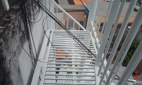 Cảnh rùng mình trong chung cư mini: Thang thoát hiểm bị dây điện giăng chéo