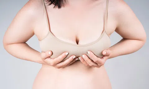 Ngực chảy xệ do đâu, khắc phục thế nào?