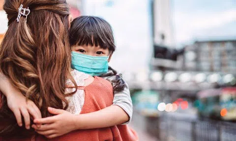 Bộ Y tế: Hạn chế cho trẻ chưa tiêm vaccine ra ngoài