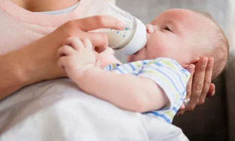 Cách chọn sữa an toàn cho trẻ bị dị ứng sữa bò