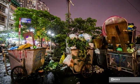 Rác thải ùn ứ trên nhiều tuyến phố Thủ đô