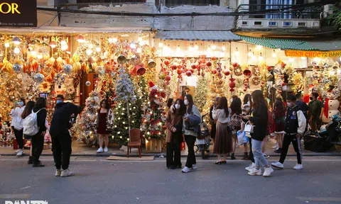 Đông nghịt người đổ về Hàng Mã mua sắm đón Noel 2021