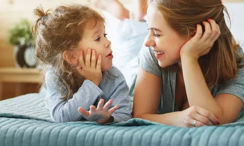 Mách các mẹ phương pháp dạy bé giao tiếp hiệu quả