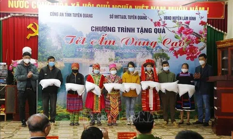 Tuyên Quang: Chương trình "Tặng quà Tết ấm vùng cao"