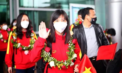 Tuyển thủ nữ Việt Nam tươi rói trong ngày về nước sau kỳ tích giành vé dự World Cup 2023