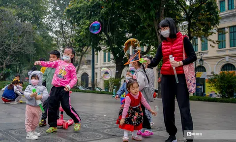 Nhộn nhịp du khách đến các điểm du lịch Thủ Đô