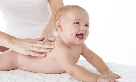 Trẻ bị rôm sảy: Nỗi lo chung của nhiều bà mẹ những ngày đầu hè