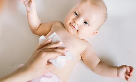 Có nên dùng khăn giấy ướt cho trẻ sơ sinh hay không?