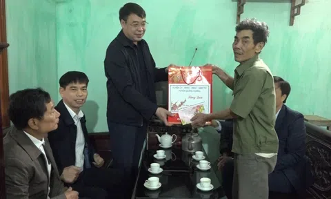 Thanh Hóa: Lãnh đạo huyện Quảng Xương trao quà nhân ái trước Tết cổ truyền