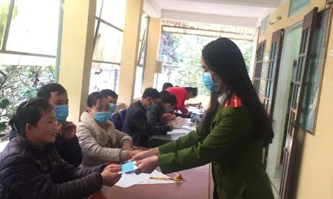 Thanh Hóa: CA Đông Sơn phát khẩu trang miễn phí cho người dân làm thẻ căn cước