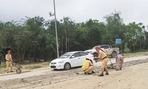Thanh Hóa: Cảnh sát giao thông thành phố dọn sạch bùn đất do xe tải làm rơi vãi