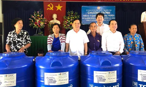 Tặng 500 bồn trữ nước ngọt cho dân nghèo Bến Tre