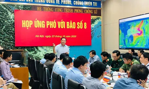 Đồng chí Nguyễn Xuân Cường chỉ đạo họp ứng phó với bão số 8