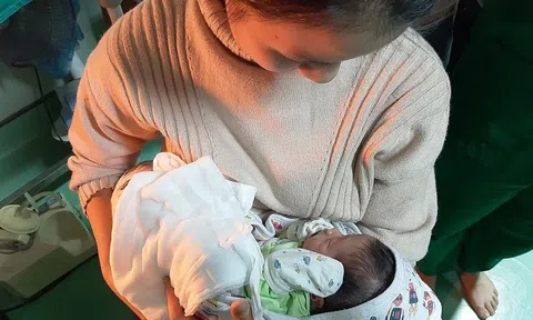 Bé sơ sinh bị nhét giấy vào miệng, bỏ trong thùng rác nhà vệ sinh